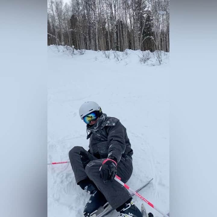 エレーナ・イシンバエワのインスタグラム：「«Покорительница зелёных трасс» -  собственной персоной! 😎 ⠀ Приятного просмотра 😅 ⠀ «The conqueror of green trails» -  in person! 😎 ⠀ Enjoy the viewing 😅 ⠀ #isinbaeva#исинбаева#лыжи#ski#skiing#newsport#fun#весело」