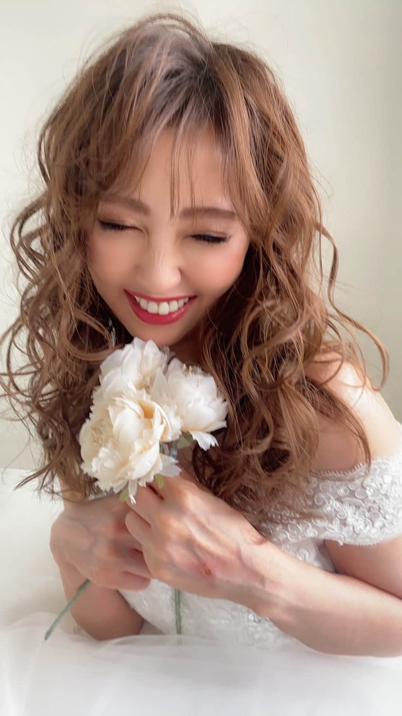 CHINATSUのインスタグラム：「秋元さんのweddingパート2♡ インナーがチラ見えしてて申し訳ないです💦  私はちゃんとwedding dress着れてないから こんなふうに沢山笑って着たかったなぁ。 娘に賭けるしかないな❤️  #ウエディングドレス #weddingdress  #wedding #weddingphotography  #weddingphoto #ロングヘア  #longhair #dressup #whitedress  #photooftheday #富田林 #サロモ   dress HARE Photo @akimotonaoto   thanks♡」