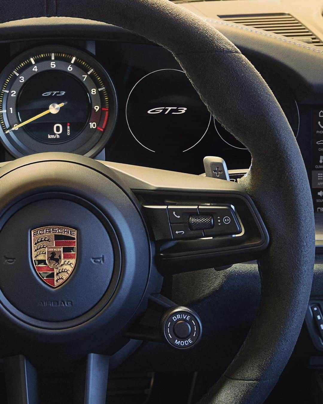 Porscheさんのインスタグラム写真 - (PorscheInstagram)「The interior of the new 911 GT3 reflects on classic 911 virtues, but extends them to new technological possibilities. The principle: analogue fascination meets digital integration. #TimeIsPrecious  — 911 GT3: Fuel consumption combined: 13,3–12,4 l/100 km; CO2 emissions combined: 304–283 g/km I https://porsche.click/DAT-Leitfaden I Status: 02/2021」2月19日 1時58分 - porsche