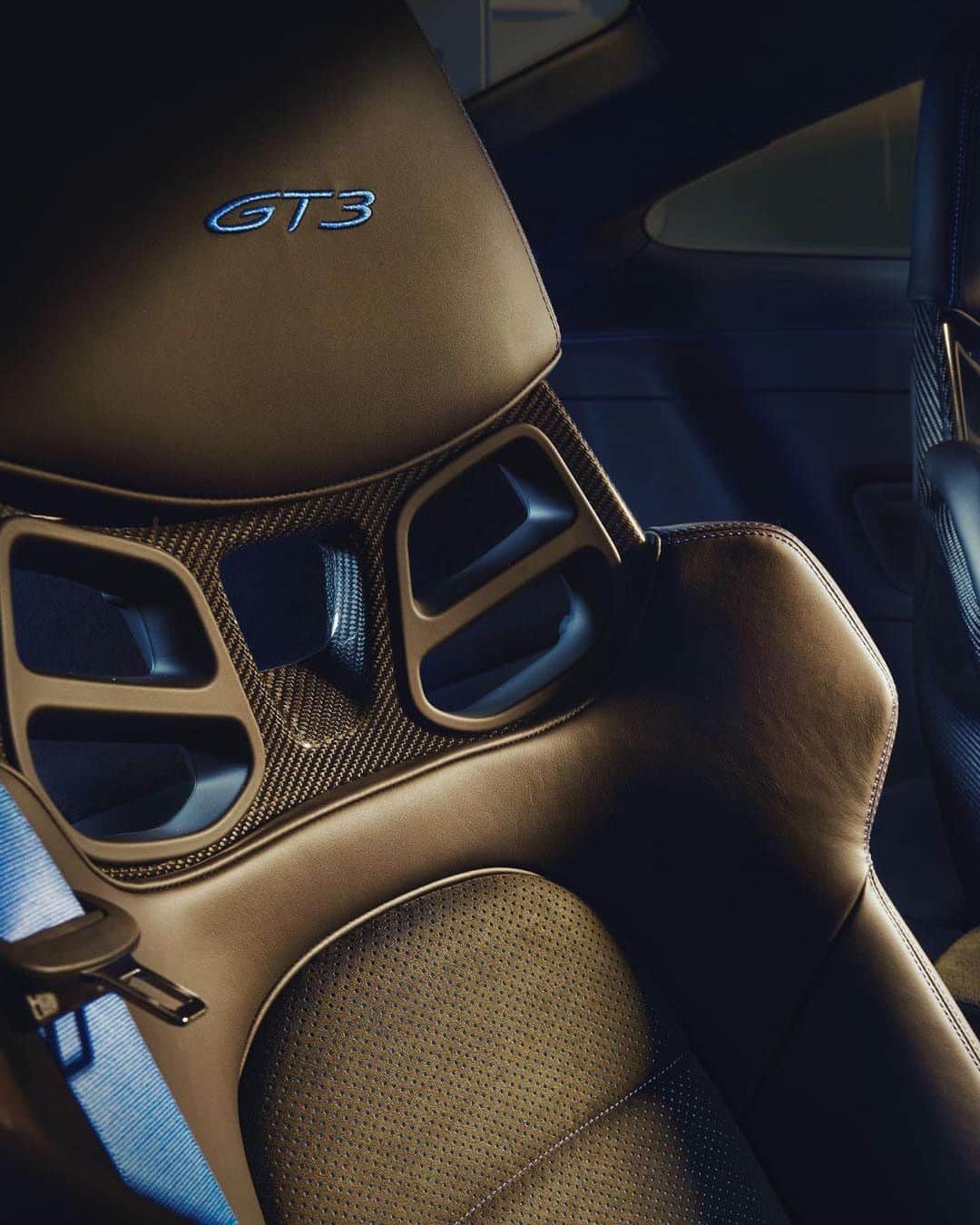 Porscheさんのインスタグラム写真 - (PorscheInstagram)「The interior of the new 911 GT3 reflects on classic 911 virtues, but extends them to new technological possibilities. The principle: analogue fascination meets digital integration. #TimeIsPrecious  — 911 GT3: Fuel consumption combined: 13,3–12,4 l/100 km; CO2 emissions combined: 304–283 g/km I https://porsche.click/DAT-Leitfaden I Status: 02/2021」2月19日 1時58分 - porsche