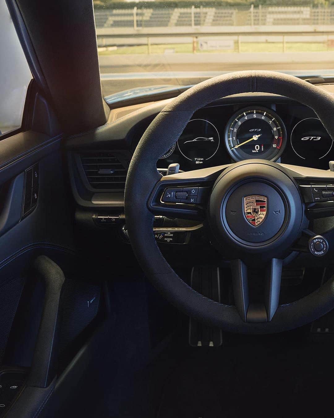Porscheさんのインスタグラム写真 - (PorscheInstagram)「The interior of the new 911 GT3 reflects on classic 911 virtues, but extends them to new technological possibilities. The principle: analogue fascination meets digital integration. #TimeIsPrecious  — 911 GT3: Fuel consumption combined: 13,3–12,4 l/100 km; CO2 emissions combined: 304–283 g/km I https://porsche.click/DAT-Leitfaden I Status: 02/2021」2月19日 1時58分 - porsche