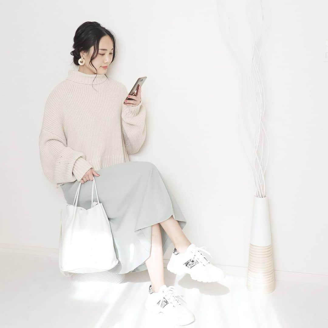 Eri Satoさんのインスタグラム写真 - (Eri SatoInstagram)「ivory×mintgreenコーデ · tops: @titivatejp  skirt: @edist.closet bag: @beaure_official shoes: @lisavicky_japan · 暖かい日も時々あって春を感じてきているこの頃😊 ミントグリーンが綺麗なスカートは @edist.closet のものです🍃 フレアーシルエットが好み✨ · ＼＼クーポンあります／／ · 🎫初めてお買い物の方は【STORE1】のクーポンコードで¥1000割引(※¥5000以上のお買上げ時) 🎫ストア割引：【SNS2101】 1/22~2/20 4,000円以上ご購入で500円OFF(※上のチケットとは併用できません) 🎫レンタル：【FRsatoeri626】 2/20までにレンタルプラン入会で1,000円分ポイントをプレゼント(※トライアルプランは対象外) · 他にも、 👉2/20まで最大90％OFFのファイナルセール開催中 👉2/7までレンタル入会初月半額キャンペーン+テレワークトップスプレゼント · ぜひチェックしてみてね💛 · · #edistcloset #エディストクローゼット #エディクロコーデct2月#titivate #ニット#高身長コーデ#ママコーデ#カジュアルコーデ#ニットコーデ#リサビッキー#パイソン柄 #fashion#ootd#outfit#code#coordinate#style#ファッション#コーディネート#コーデ#プチプラ#プチプラコーデ#mamagirl#locari#partegram#カジュアル#お洒落さんと繋がりたい#pr」2月19日 2時08分 - satoeri626