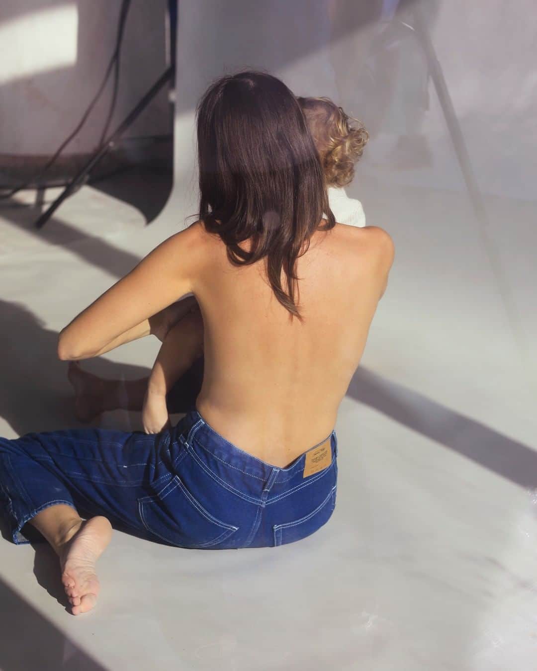 アメリカンビンテージのインスタグラム：「🇺🇸 This season, we invited 20 or so people (but no models!) to our spring/summer 2021 campaign shoot. They came as they were, totally natural. And, steps away from the set, in a ray of light, we captured this moment - a moment suspended in time.  __ 🇫🇷 Cette saison, on a convié sur le shoot de notre campagne printemps-été 2021 une vingtaine de personnes qui ne sont ni modèles, ni mannequins. Ils et elles sont venus comme ils étaient, sans faux-semblants. Et à quelques pas du set, dans un rayon de lumière, on a capturé ce moment. Maintenant, on saura quand utiliser l'expression "instant suspendu" : car encore mieux que de la lire, on l'aura vue. . #womenswear #americanvintage #SS21」