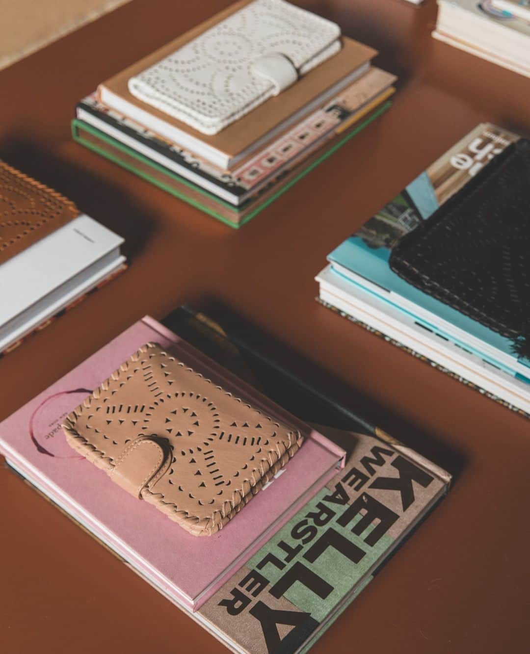 クレオベラのインスタグラム：「Kicking off Thursday with our best-selling, fan-favorite, heirloom-esque Mexicana Wallets.」