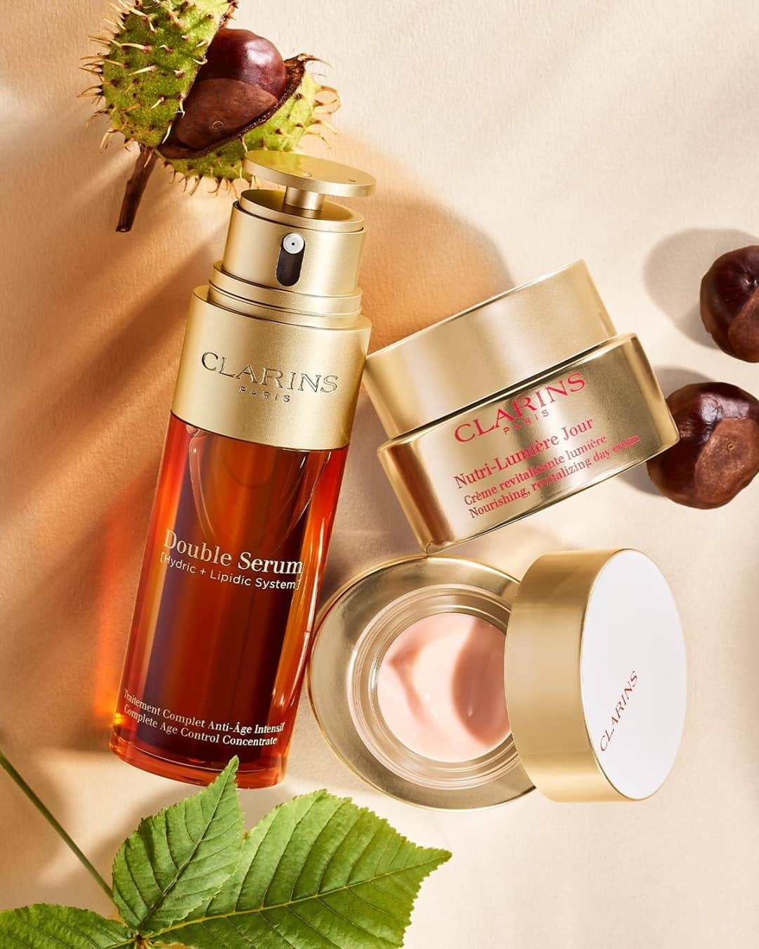 Clarins Franceさんのインスタグラム写真 - (Clarins FranceInstagram)「L’alliance de notre Double Serum et de notre crème revitalisante Nutri-Lumière Jour agit sur...⁣ ⁣ ✅  la densité, la tonicité et l’élasticité de la peau⁣ ✅  la luminosité du teint ⁣ ✅  la réduction des tâches⁣ ⁣ Quelle est votre combinaison de produits Clarins préférée ?⁣ ⁣ #Clarins #MonSoinClarins #ClarinsDoubleSerum #DoubleSerum #MyDoubleSerum #NutriLumière⁣ ⁣」2月19日 2時03分 - clarinsfr