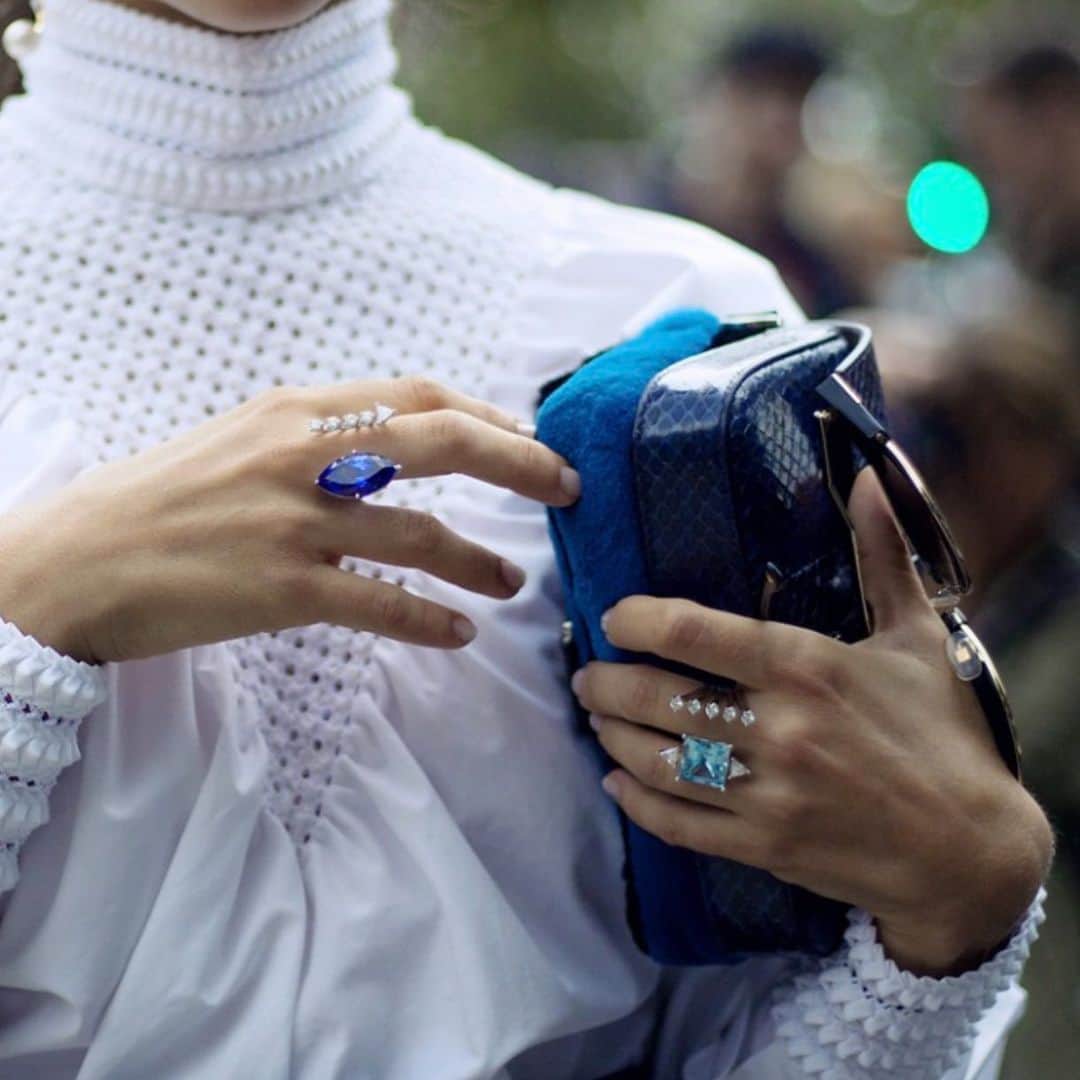 デルフィナデレトレズのインスタグラム：「Tanzanite or Acquamarine ?  Wearing my ‘Today/Tomorrow’ rings   #delfinadelettrez  #todaytomorrowrings」