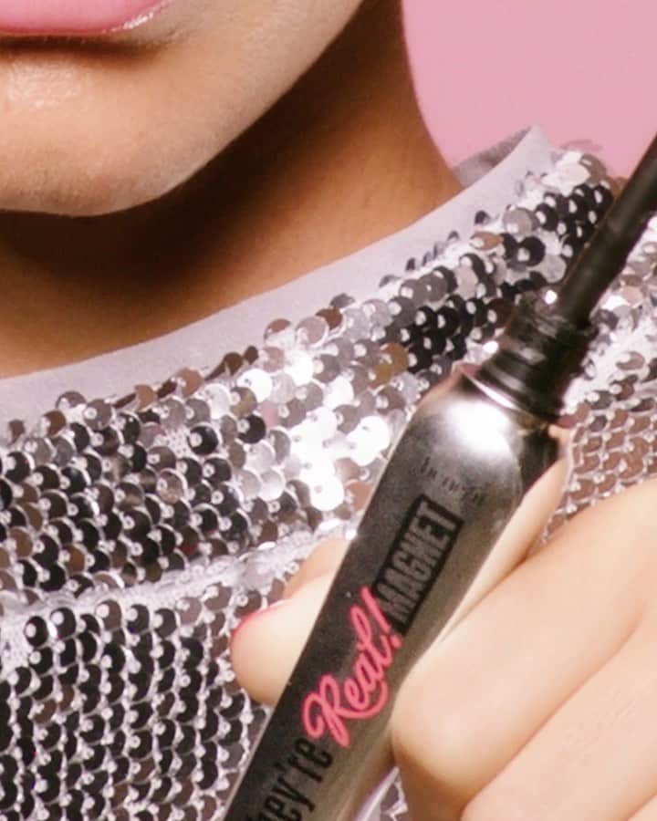 のインスタグラム：「✨ IL EST LÀ ✨⁠ Le suspens a assez duré... nous vous présentons le NOUVEAU mascara MAGNÉTIQUE 🧲 They're Real Magnet de @benefitfrance 💥⁠  Rendez-vous à 20h30 précises pour un événement renversant en compagnie d’@inesregmec ! (le lien est dans notre bio 👀)⁠ Beaucoup de surprises vous y attendent... mais on n'en dit pas plus ! 😉⁠  Uniquement chez SEPHORA. ⁠#TarMagnet⁠ #SephoraFrance #BenefitFrance」