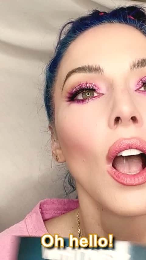 ウィットニー・カミングスのインスタグラム：「Tag me in a story of you reading a random line from my book, and you’ll win the chance to have a zoom with me and my inner child」