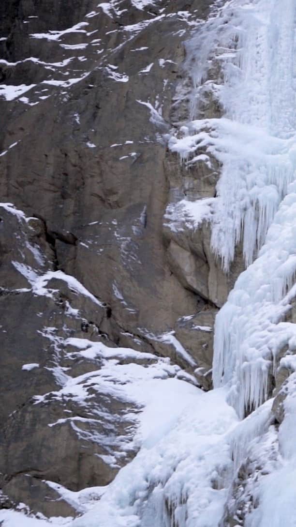 ミレーのインスタグラム：「2500 meters of ice.  On January 12th, @benjaminribeyre and @leo_billon_ from the @gmhm.chamonix completed the 5 integrals of La Grave, 500m high ice cascades converging to the Emparis plateau.  After leaving at 4 AM, they finished this incredible trip late at night, in the storm.  🎥@alpine_mag   #MilletRiseUp」