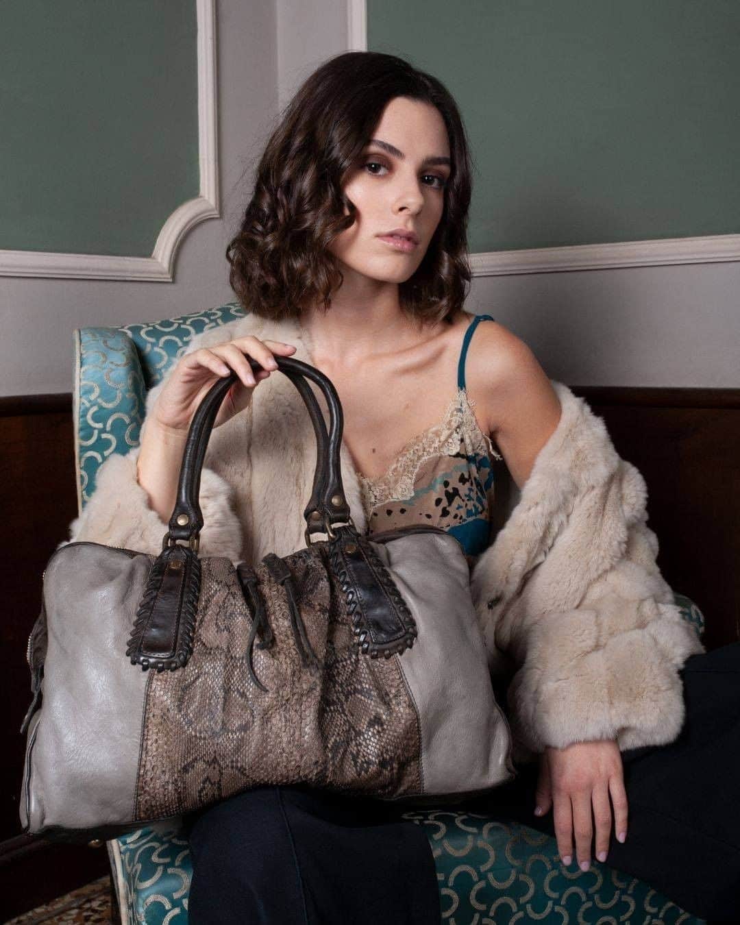カテリーナ ルッキのインスタグラム：「La bellezza dell'imperfezione.  Scopri il Made in Italy Caterina Lucchi Gold.   #caterinalucchi #fashion #bags #lovebag」