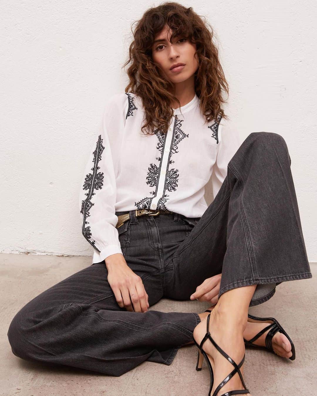 のインスタグラム：「Soyez au rendez-vous pour le printemps ! Chemise broderie marocaine & jean Anna   Don’t be late for Spring ! Moroccan embroidery shirt & Anna jeans #GerardDarel #Newcollection #SS21」