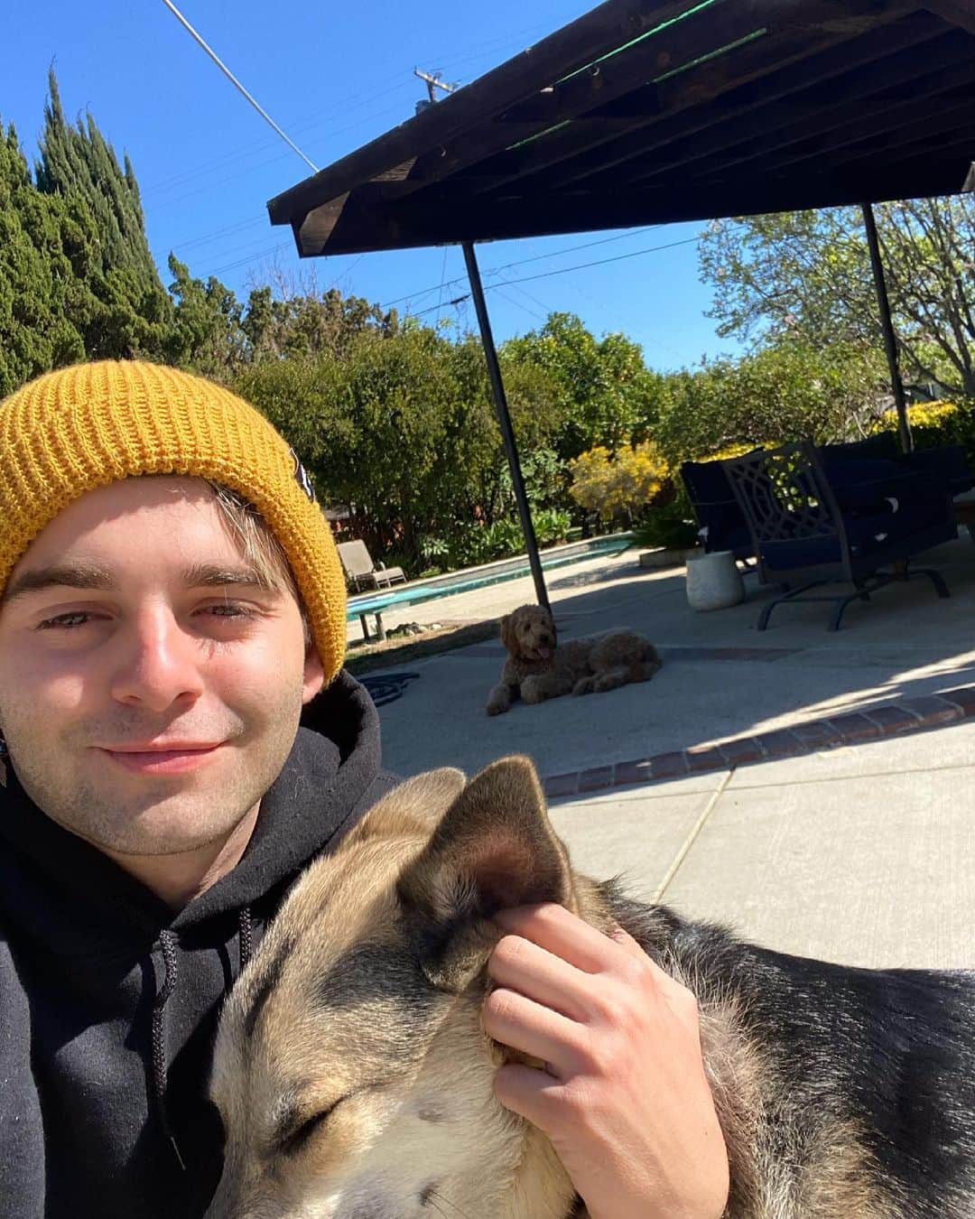 ジャック・グリフォーのインスタグラム：「Family over everything. And kisses.」