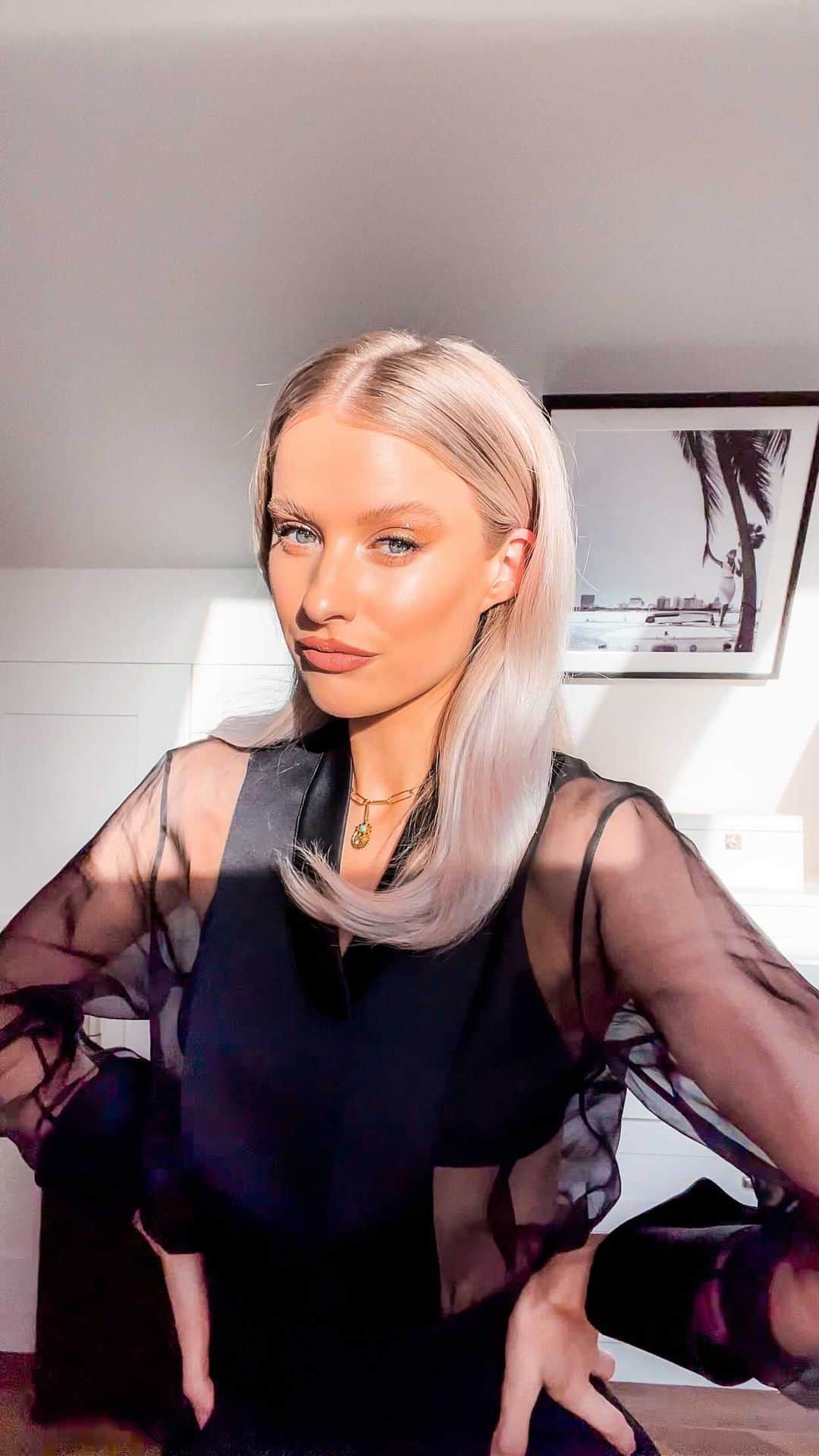 ビクトリアのインスタグラム：「A little about me 🥰 I’d love to know what you all do and where you live! Let me know in the comments 😍😍 #zodiac #aboutme」
