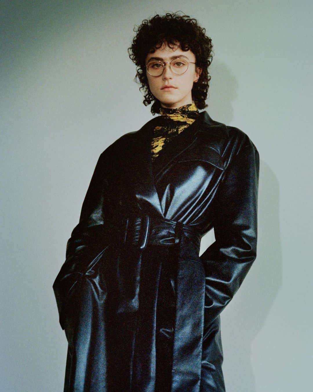 プロエンザスクーラーのインスタグラム：「Proenza Schouler Fall Winter 2021 with @ellaemhoff Photography @danielpshea Styling @brian__molloy Casting @ashleybrokaw  Make Up @diane.kendal Hair @mustafayanaz @nyfw @imgfocus @fashionweek @parrishartmuseum  #proenzaschouler」