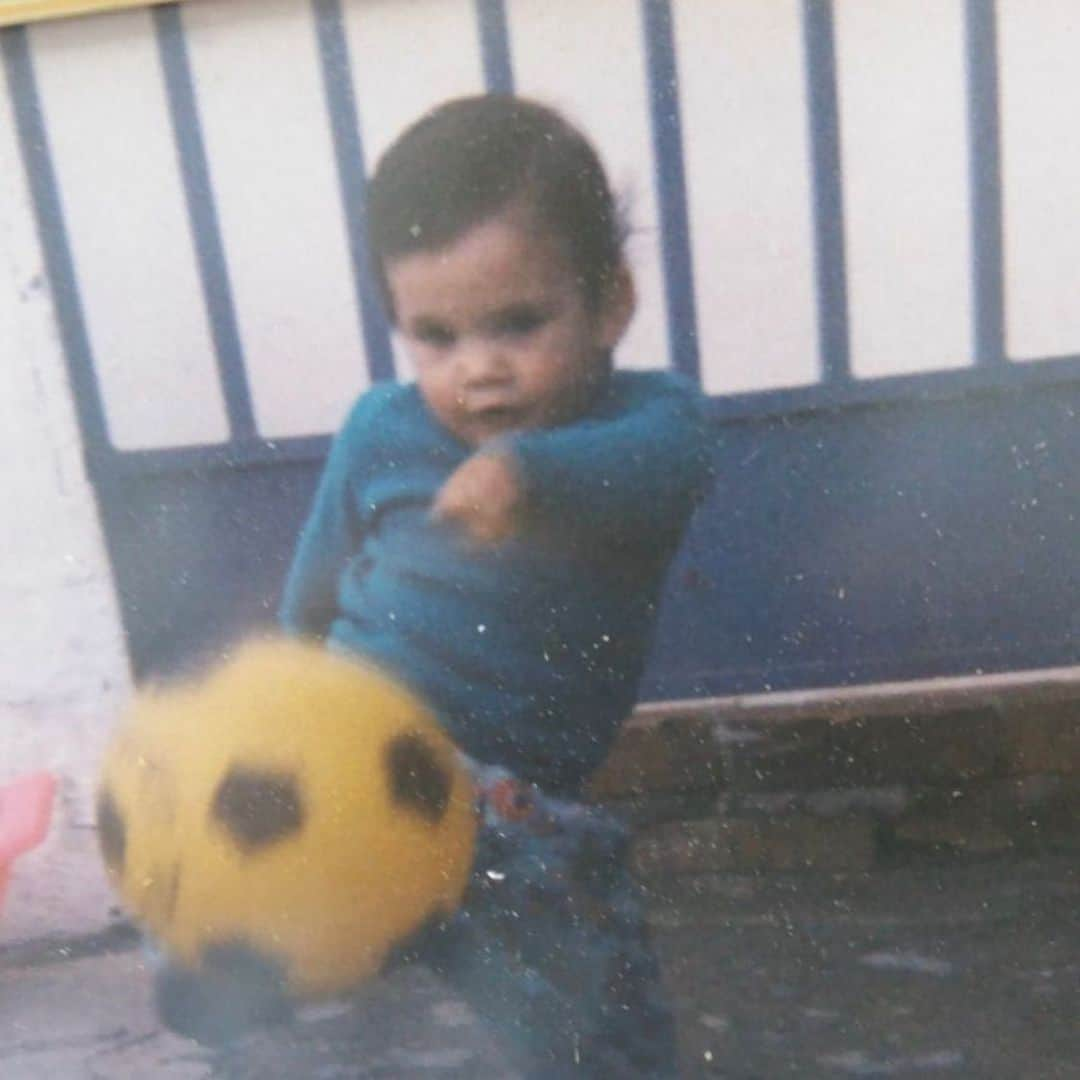 ルイス・アルベルトのインスタグラム：「🇮🇹 Oggi mi hanno mandato questa foto, innamorato del pallone fin da bambino e sempre con lui sia nel giardino di casa che sul prato dell'Olimpico! 💪🏽 · 🇪🇸Hoy me han enviado esta foto, enamorado del balón desde niño y siempre con él ya sea en el jardín de casa o en el césped del Olimpico 💪🏽  #tbt🔙📸 #throwbackthursday #piccolo #thursdaymood」