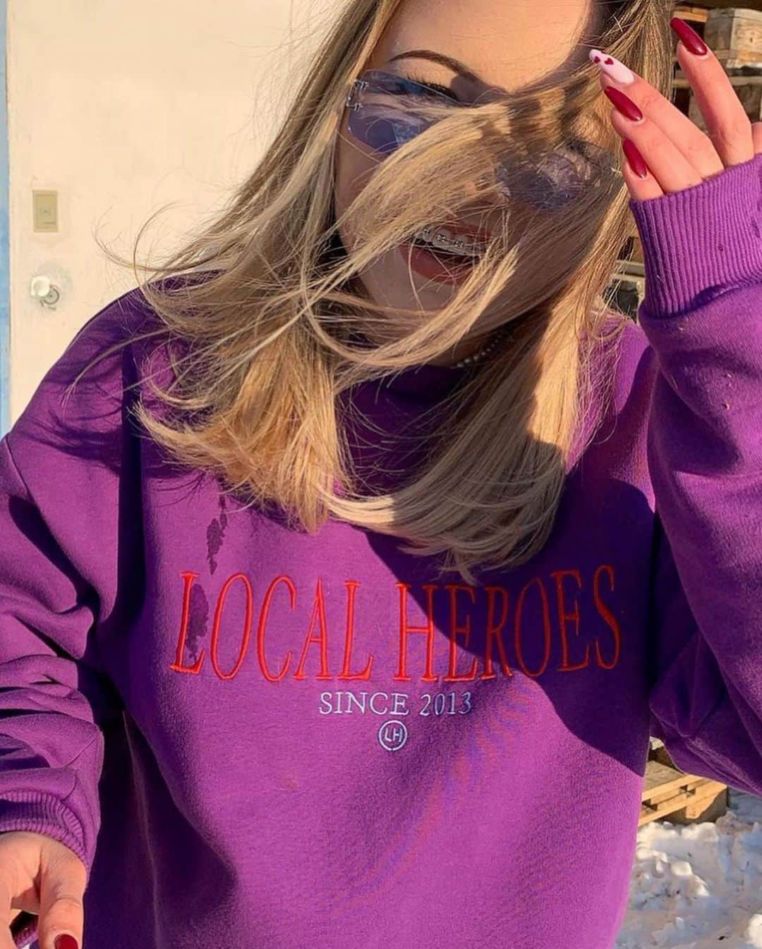 LOCAL HEROESさんのインスタグラム写真 - (LOCAL HEROESInstagram)「Sun’s out, babe’s out 🧚🏼‍♀️ /@juliajurewicz in our LH 2013 GRAPE sweat」2月19日 2時26分 - localheroes