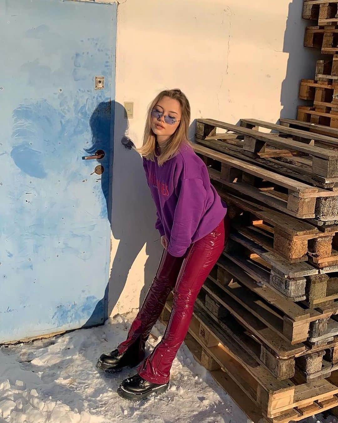 LOCAL HEROESさんのインスタグラム写真 - (LOCAL HEROESInstagram)「Sun’s out, babe’s out 🧚🏼‍♀️ /@juliajurewicz in our LH 2013 GRAPE sweat」2月19日 2時26分 - localheroes