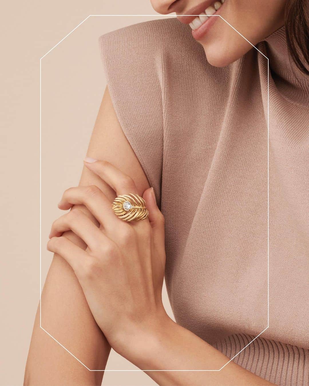 のインスタグラム：「Invent your own way to wear Plume de Paon: strength or delight.⁣ #PlumedePaon #PlayItYourWay」