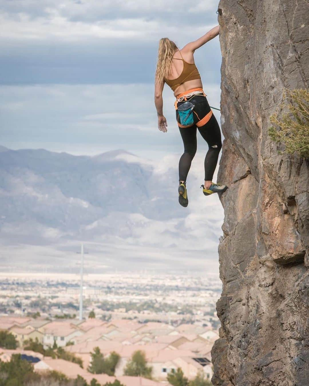 エミリー・ハリントンのインスタグラム：「Everyone: “do you guys live in Vegas now?”  Me: 🤷🏼‍♀️  Winter-desert-city-vibes ain’t half bad w good company, crop top weather, & plenty of rocks to play on 💫🌵 // 📸 @etteloc 💕 // @thenorthface // @lasportivana // @petzl_official // @kodiakcakes」