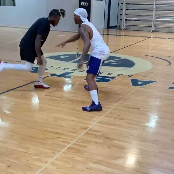 ネイト・ロビンソンのインスタグラム：「@bonecollector6 pulled up in Seattle last week & game is some knowledge on handles , he had my kids @meezy2fast @ykm.nyale @nayvi_blue & my bro @romell_witherspoon getting better #holdat」