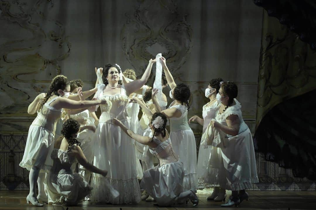 ルモンドのインスタグラム：「Enfin une première à l’Opéra-Bastille ! Certes à huis clos, le temps d’une captation pour Arte, mais une première. Rescapée d’une programmation massacrée sur l’autel de la pandémie, cette nouvelle production d’Aïda, de Verdi, a vu le jour sous couvre-feu, lundi 15 février.⁣ ⁣ L’Opéra de Paris aurait voulu porter sur un plateau le dialogue élaboré depuis l’arrivée à sa tête d’Alexander Neef, autour de la question de la diversité, qu’il n’aurait pu mieux tomber tant la mise en scène de la jeune Hollandaise Lotte de Beer semble vouloir exemplariser le propos. L’avant-dernier opéra de Verdi s’y prête il est vrai plus que d’autres, œuvre de circonstance commandée au compositeur italien par le khédive (titre porté par le vice-roi) d’Egypte, Ismaïl Pacha, à l’occasion de l’ouverture du canal de Suez, en 1869. Aida ne sera finalement créé qu’en 1871, il y a tout juste cent cinquante ans, Rigoletto ayant présidé à l’inauguration de la route commerciale, voie royale de l’expansion coloniale en Afrique.⁣ -⁣ Ksenia Dudnikova (@ksenia_dudnikova) dans le rôle d’Amnéris, lors d’une représentation d’« Aïda », de Verdi, mise en scène par Lotte de Beer, à l’Opéra Bastille, le 12 février 2021. Photo : Vincent Pontet /ONP (@operadeparis)⁣ -⁣ #opera #ONP #culture」