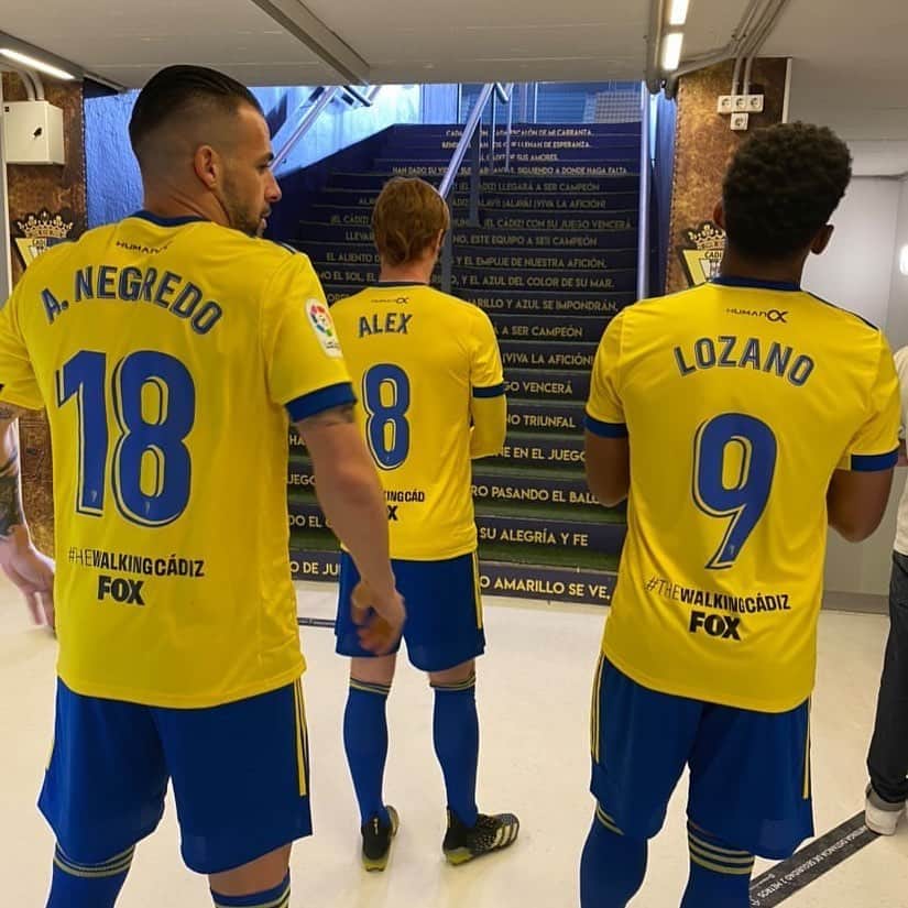 アレハンドロ・フェルナンデス・イグレシアスのインスタグラム：「🧟💛 #NuncaNosDeisPorMuertos」