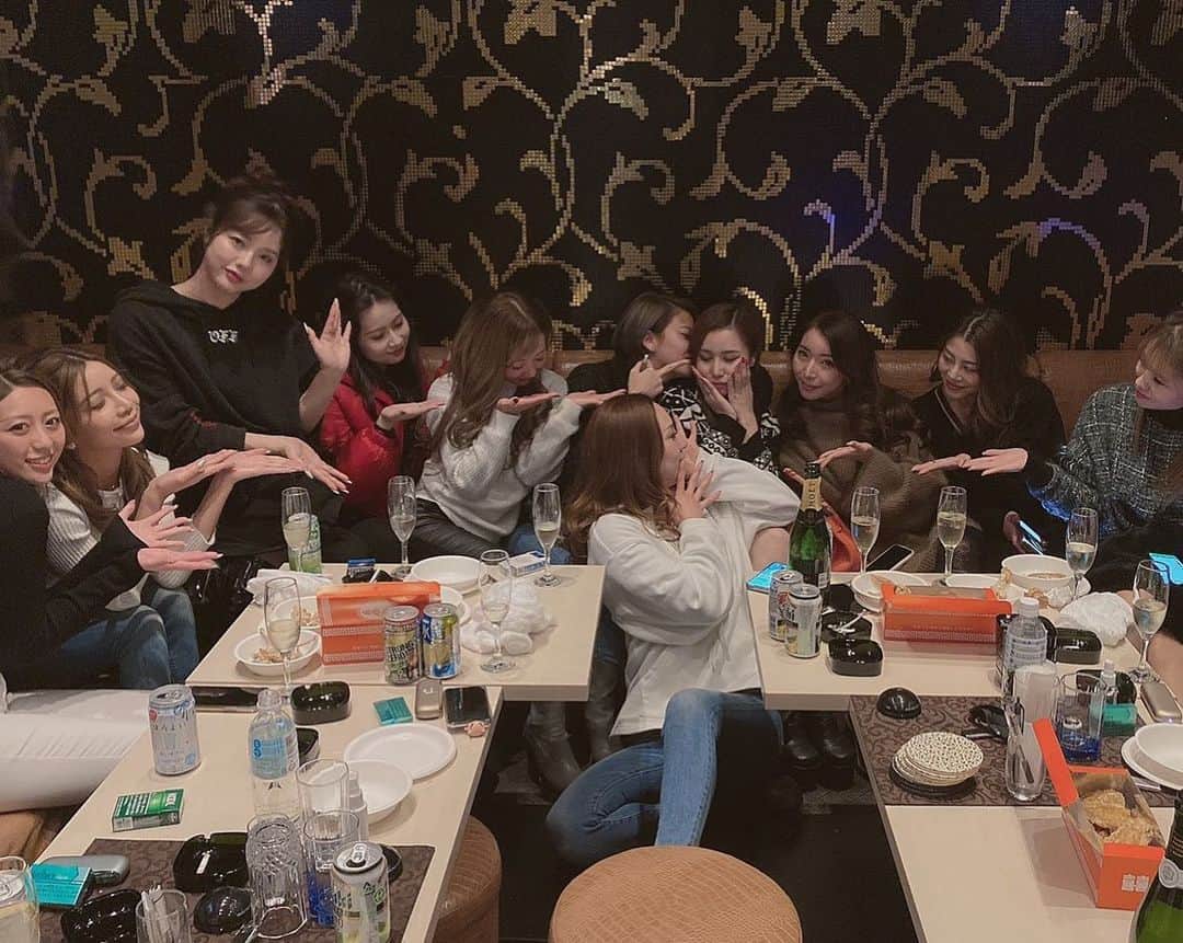 しゅんちゃん（RUI）のインスタグラム：「りょうちゃんの送別会and 年末の忘年会のとき🎥 わてとせいらは焼肉アフターで 一瞬抜けてバタバタ合流🤣 全員そろえなかったけろ 女の子まだまだおるー仲良しだー👸 #キャバ嬢#放課後#思い出」