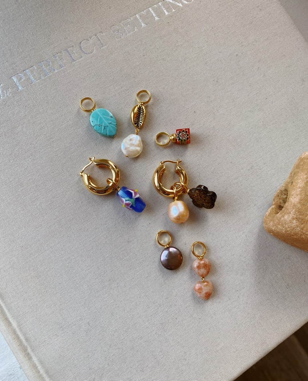 リジー フォルトゥナートのインスタグラム：「What’s your mood? Discover the latest drop from our coveted do-it-yourself earring program ✨👉 link in bio #lizziefortunato」