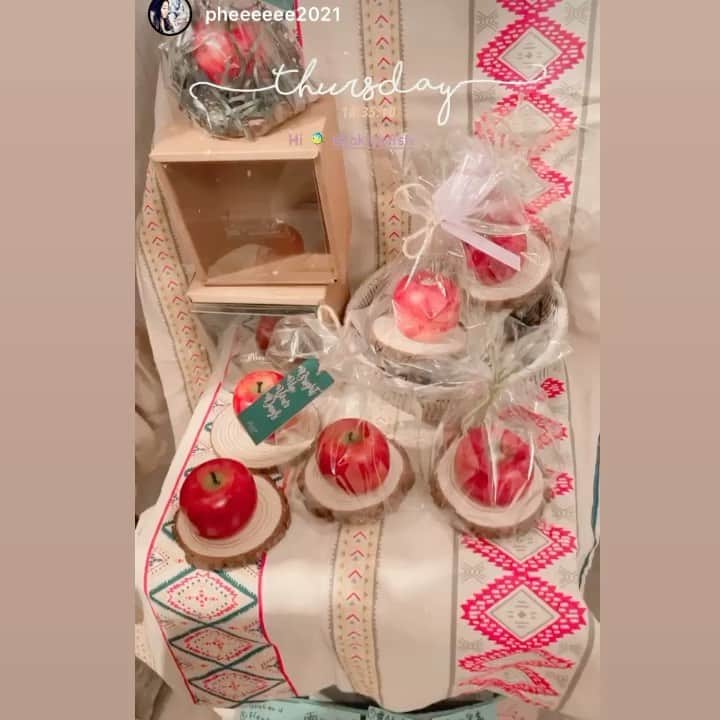 Fleur Fleurのインスタグラム：「謝謝 @pheeeeee2021 💙💙💙 多謝你今日嚟啊🙌🏻🎉 謝謝你的禮物😘🥳 #lalunemarket」
