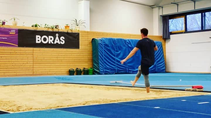 のインスタグラム：「Never underestimate the small things, the exercises you believe coach wants you to for no reason - there is always a reason 🔑 #jumps #sandpit #smalljumps #javelin #javelinworkout #drills」