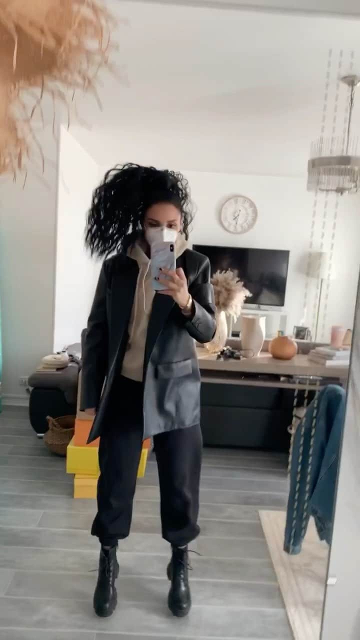 sananasのインスタグラム：「Upside down 🙃 Aujourd’hui c’était : flemme 🤷🏻‍♀️Mais pour faire genre j’ai mis un blazer en similicuir 😆Ca va vous ? C’était quoi votre mood aujourd’hui ?  PS : Commencez à vous habituer aux cartons et bazar parce que ça va être comme ça pendant un petit moment 😅😂」