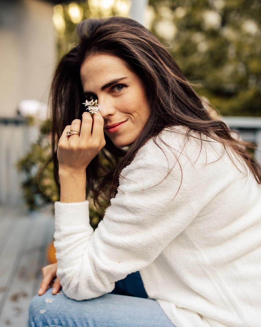 カーラ・ソウザのインスタグラム：「Recently I learned more about the term “peacemaker” from the amazing activist and anti racist educator, Marie Beecham ( @mariebeech ). In her words, a peacemaker leans into the discomfort of unlearning, and puts others’ interests before their own. A peacemaker stands for what they love, not just against what they hate. It’s time we unlearn and evolve. I’m committed to doing the hard work of challenging myself and others. Be a peacemaker, not a peacekeeper ❤️  Hace poco aprendí más del término “peacemaker” (que se refiere a alguien que crea paz) de Marie Beecham que es activista y educadora de antirracismo. En sus palabras, una persona que crea paz es alguien que acepta la incomodidad de desaprender y pone los intereses de otros ante los suyos. Defiende aquello por lo que está a favor, en vez de enfocarse en aquello de lo que está en contra. Es tiempo de desaprender y evolucionar. Estoy comprometida a hacer el trabajo de confrontarme a mí misma y a otros. Trabajemos no para mantener la paz, sino para crearla.」