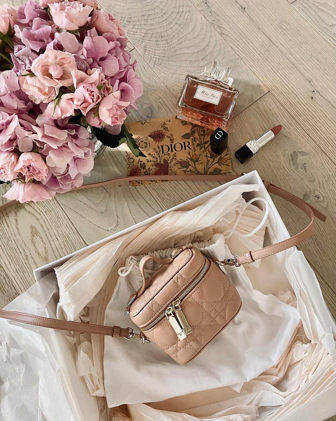 Camila Coelhoさんのインスタグラム写真 - (Camila CoelhoInstagram)「Mini bag lovers - what would you carry in this bag? 🤎😆 #Dior  ————- Aos fãs de bolsa mini - o que vc levaria dentro dessa bolsinha? #style #minibag」2月19日 2時54分 - camilacoelho