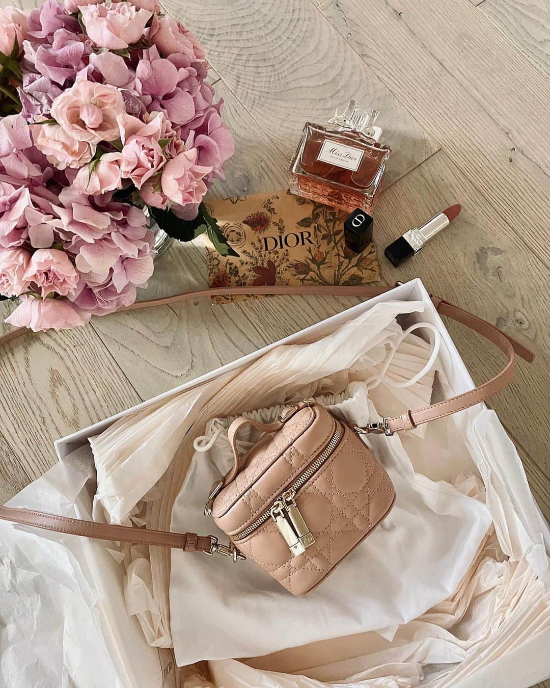 Camila Coelhoのインスタグラム：「Mini bag lovers - what would you carry in this bag? 🤎😆 #Dior  ————- Aos fãs de bolsa mini - o que vc levaria dentro dessa bolsinha? #style #minibag」