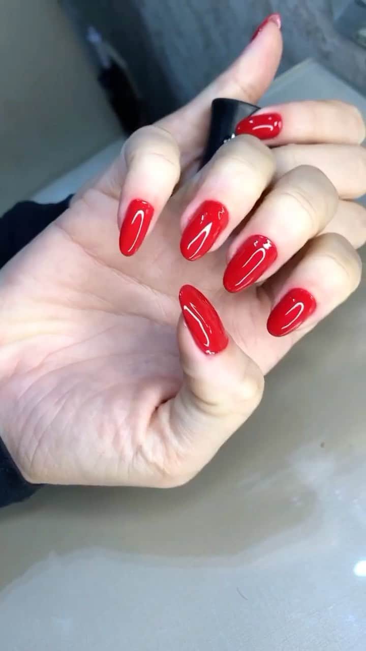 Risqueのインスタグラム：「Olhem que esmaltação impecável feita pela @alinevieira__makeup com o Vermelho Cereja + Top Coat Fixador da linha #RisquéDiamondGel! 😍  #TáNasNossasMãos #Risqué #EsmaltesRisqué #RisquéRegular」