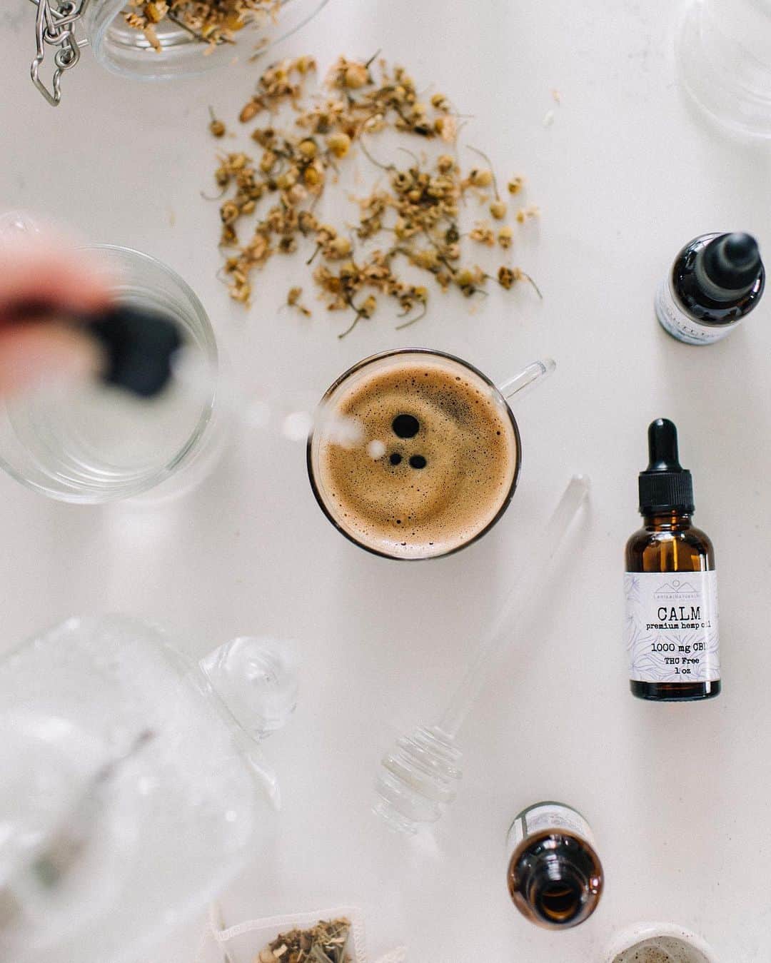 Lanikai Bath and Bodyさんのインスタグラム写真 - (Lanikai Bath and BodyInstagram)「Coffee or Tea? Most certainly CBD.   Start your day with a calm focused state of mind.   Visit the link in our profile to view our CBD wellness essentials.   #cbd #coffee #tea #matcha #greentea #herbal #calm #focus #relax #wellness #natural #organic #madeinusa #coconutoil #hemp #tincture #oil #supplements」2月19日 2時54分 - lanikaibathandbody