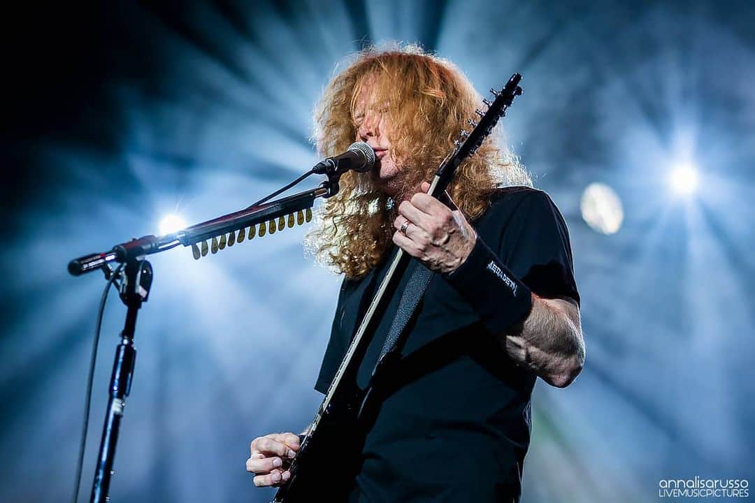 Megadethのインスタグラム：「It's another #THURSDAVE! Don’t forget to tune in at 12pm PT / 3pm ET on gimmemetal.com Anyone can listen! Brigade members (Free Trial OR Paid) can get in that #CHATMOSH! Wanna hop in the LIVE CHAT (+ have sweet perks across #GimmeMetal radio, TV and the store)? Start your Brigade free trial today! (link in bio)」