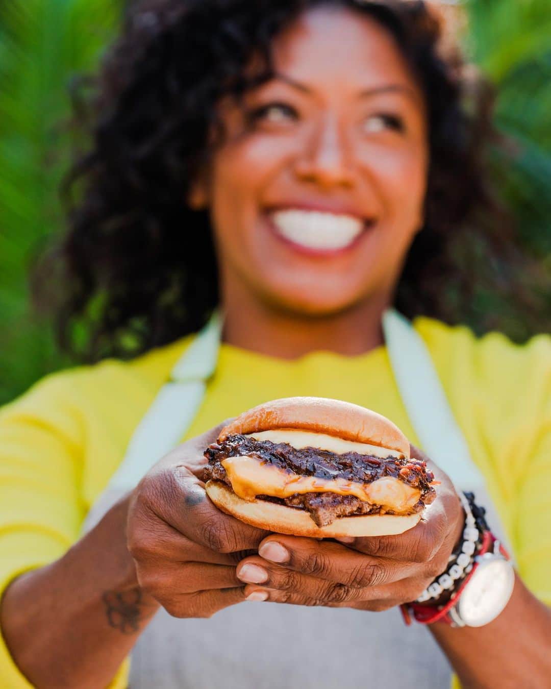 SHAKE SHACKさんのインスタグラム写真 - (SHAKE SHACKInstagram)「Yesterday, we teamed up with our friend, Chef @NyeshaJoyce, to serve a two-part collab at the West Hollywood Shack inspired by her Korean heritage + signature dishes.   AISOON BURGER: Bulgogi beef cheeseburger topped with braised oxtail marmalade, charred onions + mayo   KOMBU FRIES: Crispy crinkle cuts topped with whipped arugula-kombu aioli + dusted with nori   100% of net proceeds were donated to @thecollectiveidentity providing opportunities to young Black women through one-on-one mentoring + programs. #shakeshack」2月19日 3時02分 - shakeshack