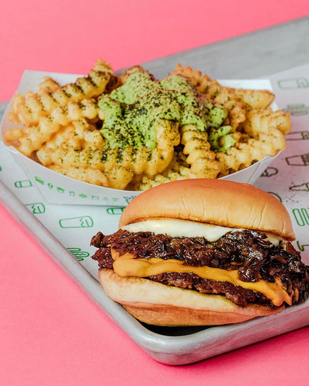 SHAKE SHACKさんのインスタグラム写真 - (SHAKE SHACKInstagram)「Yesterday, we teamed up with our friend, Chef @NyeshaJoyce, to serve a two-part collab at the West Hollywood Shack inspired by her Korean heritage + signature dishes.   AISOON BURGER: Bulgogi beef cheeseburger topped with braised oxtail marmalade, charred onions + mayo   KOMBU FRIES: Crispy crinkle cuts topped with whipped arugula-kombu aioli + dusted with nori   100% of net proceeds were donated to @thecollectiveidentity providing opportunities to young Black women through one-on-one mentoring + programs. #shakeshack」2月19日 3時02分 - shakeshack