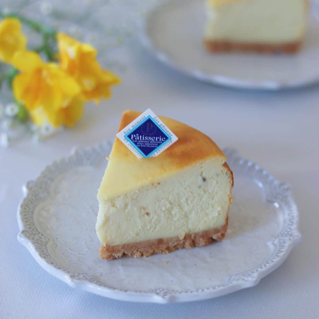 YASUKO TAKESUEのインスタグラム：「. サツマイモ入りのチーズケーキ😋💕 . カットが下手くそですみません🙈 . 真ん中が凹んでしまったのと 型から出す時 失敗しちゃって側面が汚くなってしまったので ホールのお写真はボツになりました😂 . . #チーズケーキ #サツマイモスイーツ #おうちカフェ #手作りおやつ #お菓子作り #スイーツ作り  #スイーツ部  #スイーツ大好き #ホームメイド #sweets  #homemade」