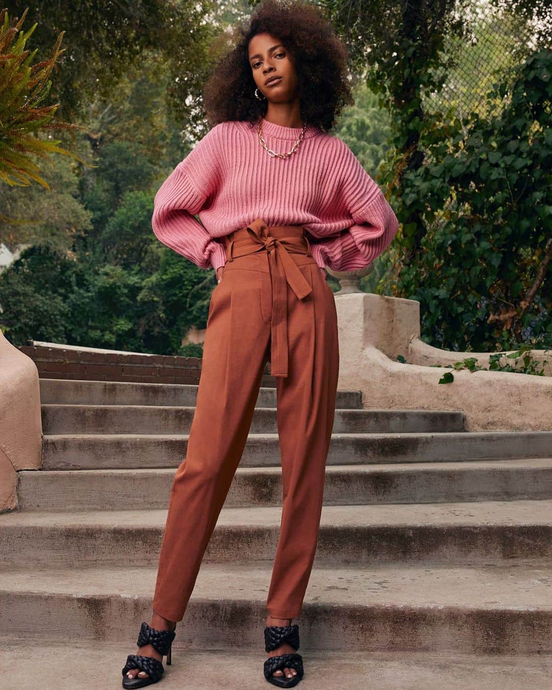 エーエルシーのインスタグラム：「Pair shades of rust and pink for an unexpected—but head turning—spring palette.」
