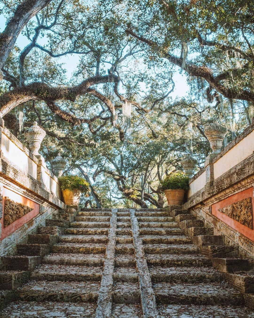 MR PORTERさんのインスタグラム写真 - (MR PORTERInstagram)「Miami isn't just known for its incredible beaches - but also for its array of arts and culture. Take the rather impressive @vizcaya_museum, which was modelled on the grand estates of Italy, and built by industrialist James Deering. It's the perfect place, according to local @yossib, to while away an afternoon when you're done with the beach. Tune in this week for more shots from the photographer. #MRPORTERontheRoad  📷 @yossib」2月19日 3時17分 - mrporter