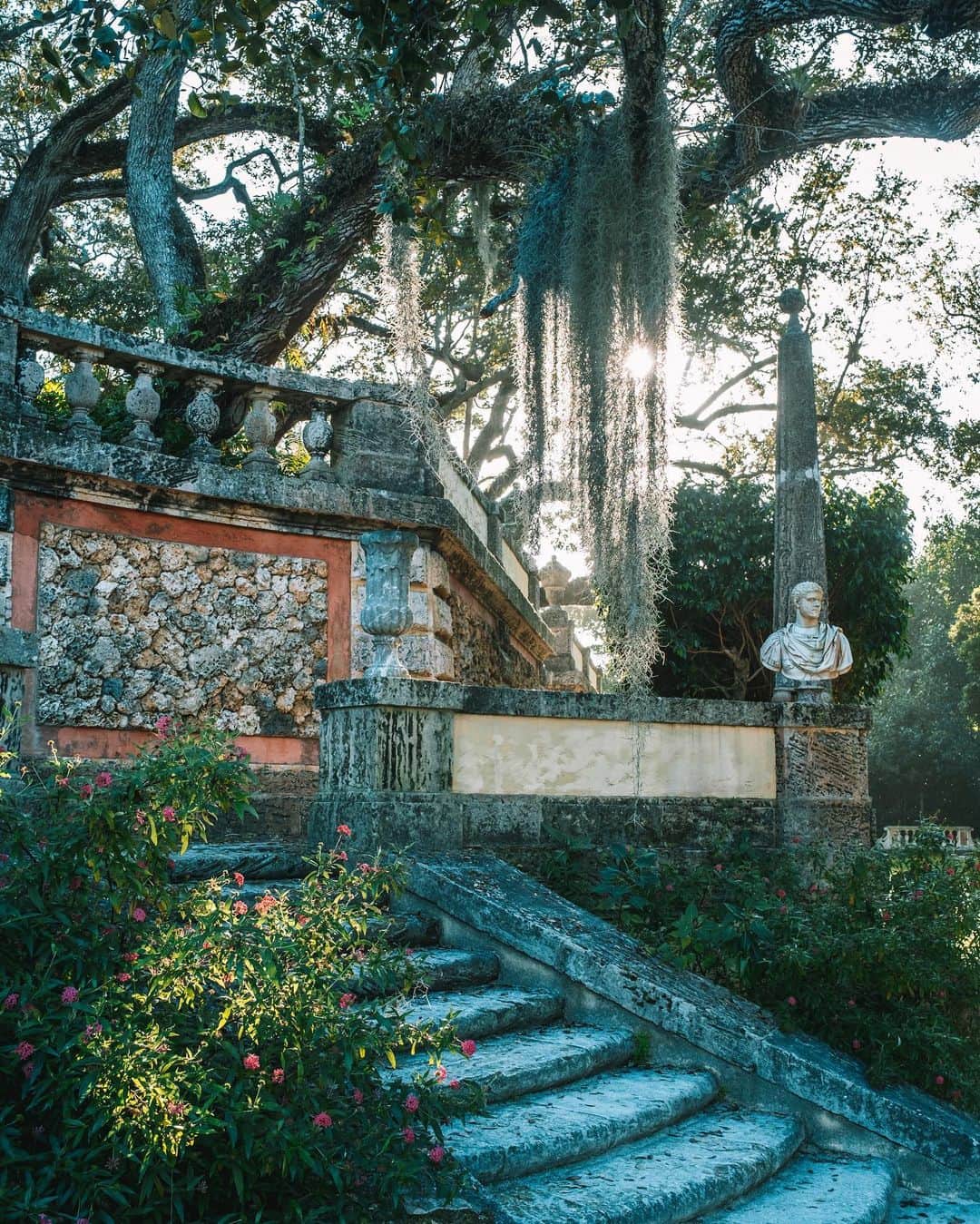 MR PORTERのインスタグラム：「Miami isn't just known for its incredible beaches - but also for its array of arts and culture. Take the rather impressive @vizcaya_museum, which was modelled on the grand estates of Italy, and built by industrialist James Deering. It's the perfect place, according to local @yossib, to while away an afternoon when you're done with the beach. Tune in this week for more shots from the photographer. #MRPORTERontheRoad  📷 @yossib」