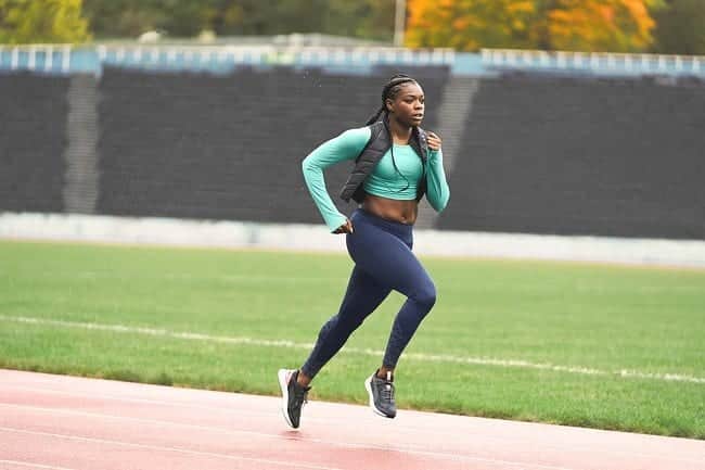 アシャ・フィリップのインスタグラム：「5 comments professional athletes (runners) hear all the time:⁣ ⁣ 1️⃣ "But all you do is train, that's an easy job" 🙄⁣ ⁣ 2️⃣ "I used to run when I was at school?"👍🏾⁣ ⁣ 3️⃣ "Do you want a race right now?!" 😑⁣ ⁣ 4️⃣ "Is your training camp just a holiday, or do you actually train?!" 🤨⁣ ⁣ 5️⃣ "Have you met this person... *insert famous athlete*"🥱⁣  🤷🏿‍♀️ Have I missed any?!   📸: @duncannicholls ⁣ 🎬: @gymshark 66 Campaign Shoot 💙⁣ ⁣ ⁣ ⁣ ⁣ #AthleteLife #Tracknation #TrackAndField #Athletics #Olympian #Jokes #Gymsharktrain #SportsWoman #Gymshark #ThrowbackThursday」