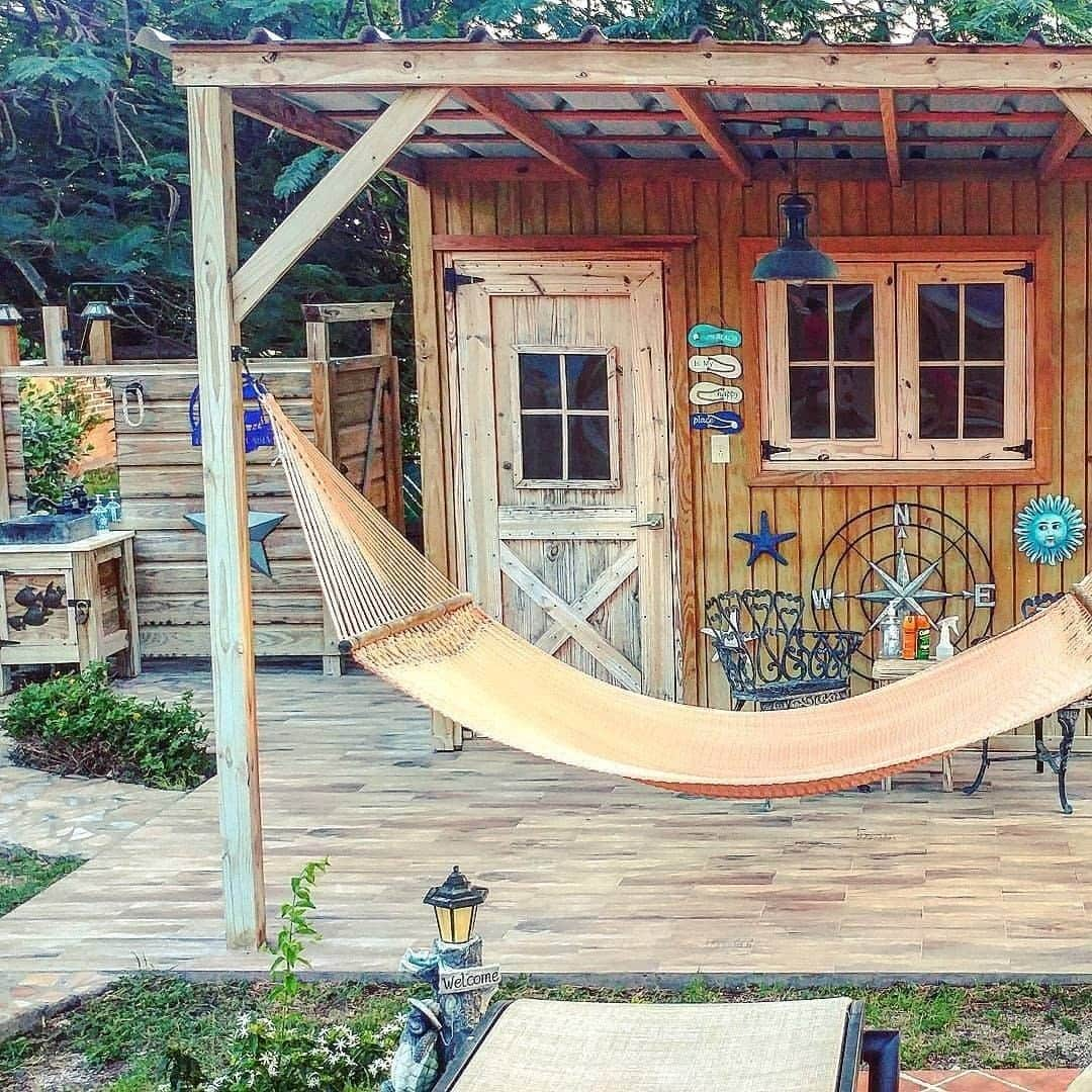 Airbnbさんのインスタグラム写真 - (AirbnbInstagram)「This tiny cabin puts you right around the corner from the turquoise ocean, but some guests say their favorite part was showering under the stars. Pedro, your Superhost, provides everything required to lure you out of the hammock, including a kayak and snorkeling gear. But be sure to save a little time to strike up a conversation with the macaws next door.  Photo: @traveltres」2月19日 3時12分 - airbnb