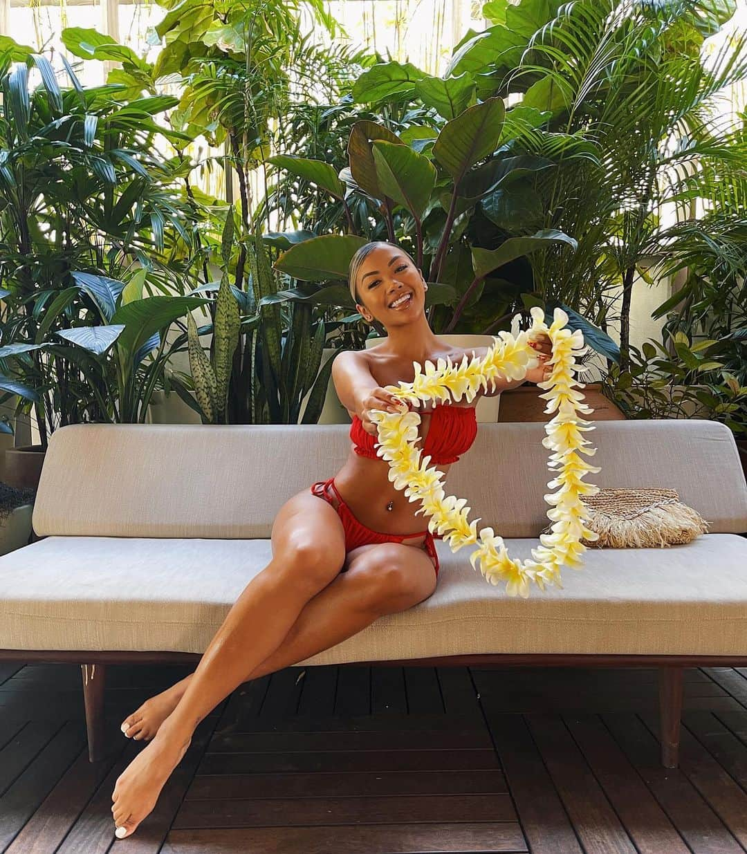 リアン Vさんのインスタグラム写真 - (リアン VInstagram)「You become a masterpiece once you master peace 🌺   Thank you for your hospitality @laylowwaikiki」2月19日 3時12分 - lianev