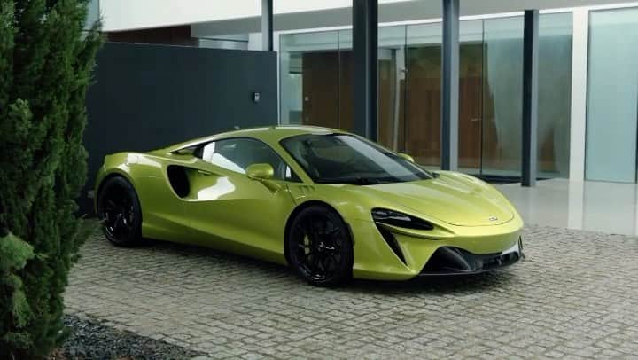 McLaren Automotiveのインスタグラム：「The McLaren Artura is the first model to be built on all-new McLaren Carbon Lightweight Architecture, uniquely optimised for High Performance Hybrid powertrains and built in-house at the McLaren Composites Technology Centre (MCTC) in Sheffield, England.​  #McLarenArtura」