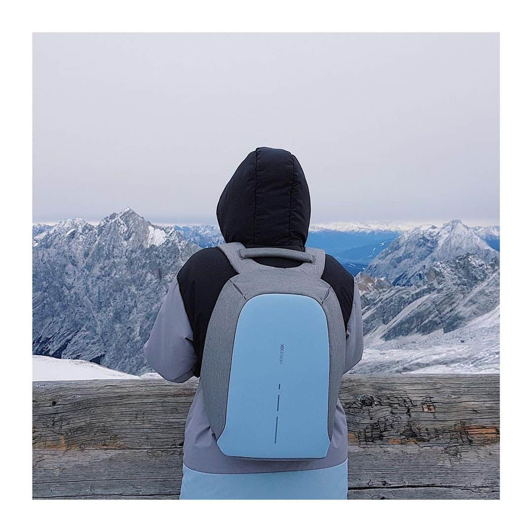 XD Designのインスタグラム：「In the Bavarian Alps❄️🗻 #snowadventures ⠀⠀⠀⠀⠀⠀⠀⠀⠀⠀⠀⠀⠀⠀⠀⠀⠀⠀ ⠀⠀⠀⠀⠀⠀⠀⠀⠀⠀⠀⠀⠀⠀⠀⠀⠀⠀ 📸 @juliafryziuk ~ thank you for sharing this wonderful shot with your Bobby Compact !  ⠀⠀⠀⠀⠀⠀⠀⠀⠀⠀⠀⠀⠀⠀⠀⠀⠀⠀  ⠀⠀⠀⠀⠀⠀⠀⠀⠀ ⠀⠀⠀⠀⠀⠀⠀⠀⠀ ⠀⠀⠀⠀⠀⠀⠀⠀⠀⠀⠀⠀⠀⠀⠀⠀⠀⠀  ⠀⠀⠀⠀⠀⠀⠀⠀⠀ ⠀⠀⠀⠀⠀⠀⠀⠀⠀ ⠀⠀⠀⠀⠀⠀⠀⠀⠀ ⠀⠀⠀⠀⠀⠀⠀⠀⠀  ⠀⠀⠀⠀⠀⠀⠀⠀⠀  ⠀⠀⠀⠀⠀⠀⠀⠀⠀  #MadeforModernNomads 💪 • • • #xddesign #xddesignbobby #xddesignbackstory #bobbybackpack #antitheftbag #antitheftbackpack #bobbycompact #travellifestyle #usbbag #photooftheday #modernnomad #gotyourback #keepexploring #journey #stayconnected #travelbuddy #travelgear #digitalnomad #global_people #travelsafe #digitalnomadlife #everydaytravel #adventure #gearbag #thetraveltag #smartbag #mountainview #bavarianalps」