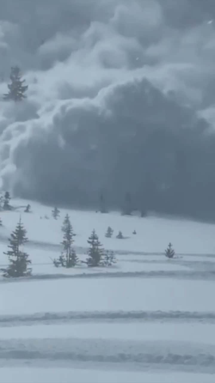 ケン・ブロックのインスタグラム：「This year has been very dangerous in the backcountry, especially here in Utah and in other parts of the western US. Earlier this month we had the 2nd most dangerous week of avalanches in the history of America. This gnarly video of a HUGE slide was shot near where I occasionally ride here in Utah (all of the riders were super lucky to survive this one - see the full story in @backcountrymiles’s original post). So, stay safe out there. Take the time to get educated if you are doing any sort of riding outside of a resort, and make sure you’re prepared with all of the right safety equipment and the knowledge to use it (which hopefully you never have to). #ridesmart」