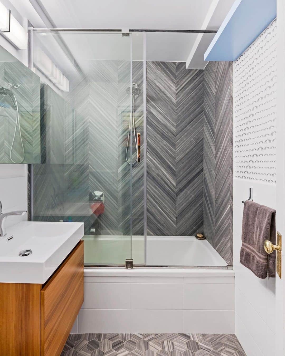 Sweeten Homeさんのインスタグラム写真 - (Sweeten HomeInstagram)「Chevron and marble? Yes please! 😍 This renovator knew she wanted something special for her bathroom tile and with the help of her Sweeten contractor, they chose a beautiful chevron marble pattern for a sleek, modern feel. “Showering in my beautiful marble shower every morning is a treat, I’m incredibly happy that I took the renovation plunge”, she shared.⁠⁠ ⁠⁠ Tile via @tilebar⁠⁠」2月19日 3時22分 - sweeten_home